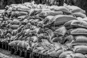 沙袋、沙子、高水位、洪水、堤坝、洪水、黄麻袋、河流