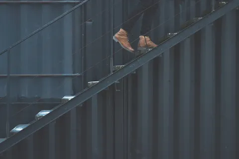 人，行走，楼梯，黑色，钢制，楼梯，静止，极简主义