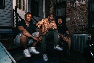 三个男人坐在楼梯上