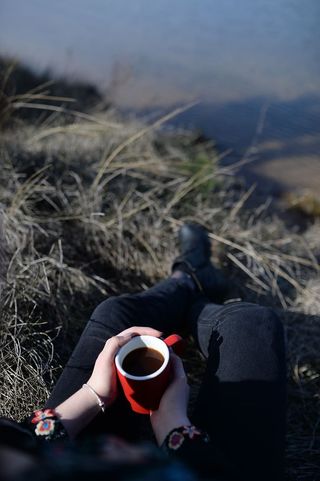 拿着一杯咖啡的女人