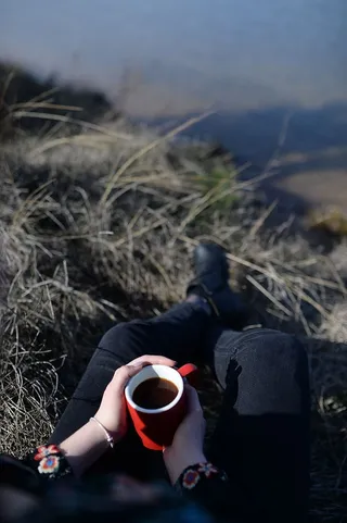 拿着一杯咖啡的女人