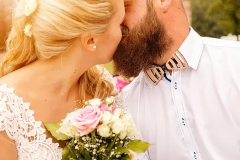 《夏日自然》特写照中的亲吻新婚夫妇 《夏日自然》特写照中的亲吻新婚夫妇