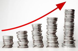 资本增值-箭头在硬币上呈上升趋势