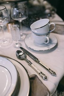 装饰着鹌鹑蛋和羽毛的高级餐厅餐桌