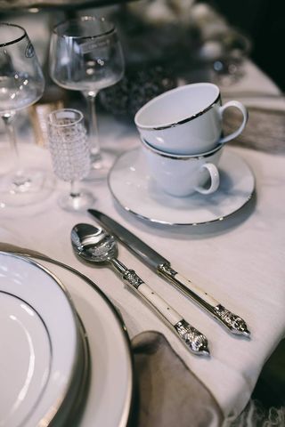 装饰着鹌鹑蛋和羽毛的高级餐厅餐桌