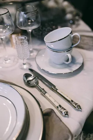 装饰着鹌鹑蛋和羽毛的高级餐厅餐桌