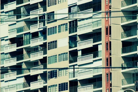 建筑、建筑、窗户、阳台、公寓、城市、城市、建筑外部