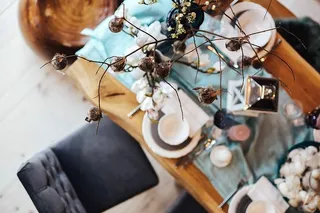 装饰着鹌鹑蛋和羽毛的高级餐厅餐桌