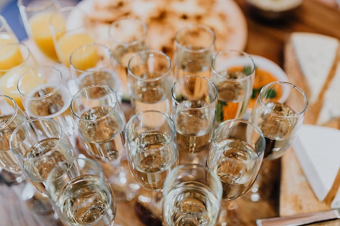 奶酪、白葡萄酒和葡萄