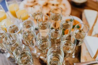 奶酪、白葡萄酒和葡萄