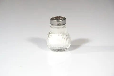 玻璃调味品摇壶,盐,盐摇壶,香料,刺,食品,摄影棚拍摄,盐-调味品 玻璃调味品摇壶,盐,盐摇壶,香料,刺,食品,摄影棚拍摄,盐-调味品