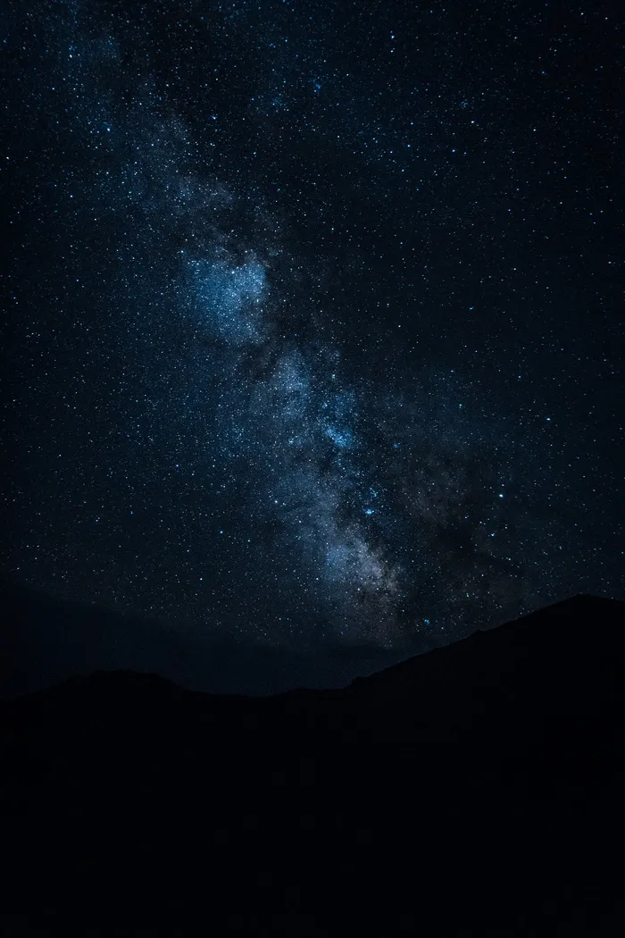 星空下的山影