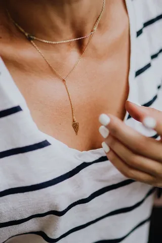 特写时尚细节-时尚年轻女性