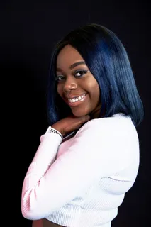 穿白色长袖短上衣的女人