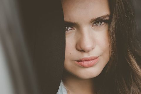 穿白衬衫的女人