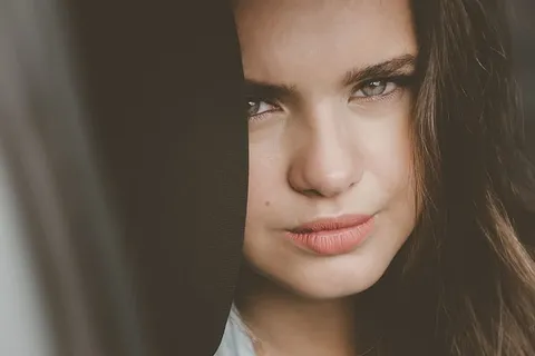 穿白衬衫的女人