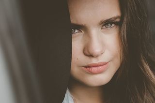 穿白衬衫的女人