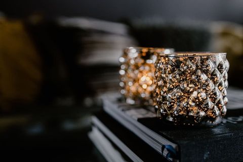 酒瓶、蜡烛和墙上的一幅画