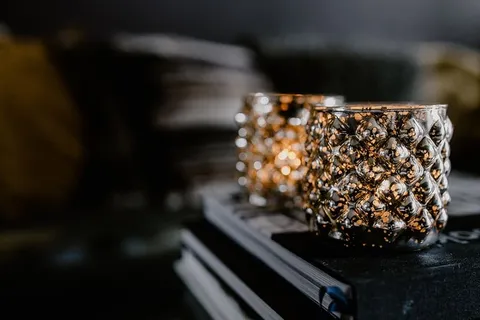 酒瓶、蜡烛和墙上的一幅画