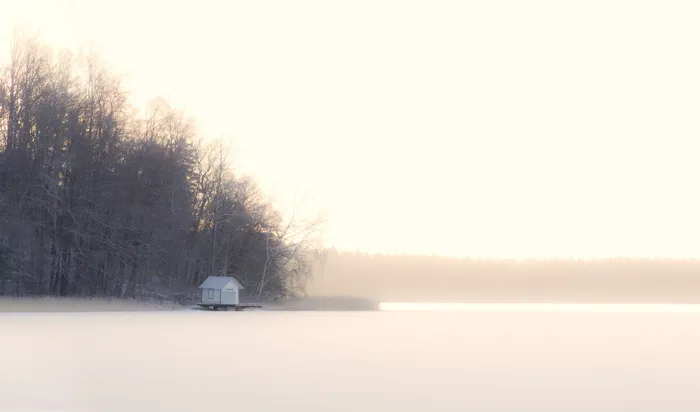 白色、青色、木质、房屋、车身、水、白天、大海