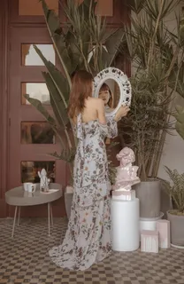 举着镜子的站着的女人 举着镜子的站着的女人
