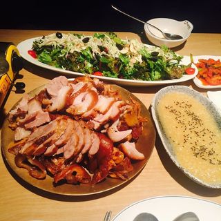 采购产品食品，火腿飞节，大蒜和火腿飞节，美味食品，三井火腿飞节，食品和饮料，盘子，肉