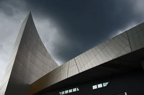 低角度摄影,灰色,玻璃建筑,摩天大楼,黑暗的天空,黑暗,建筑 低角度摄影,灰色,玻璃建筑,摩天大楼,黑暗的天空,黑暗,建筑