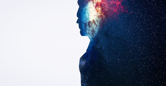 具有空间场景的人的剪影。