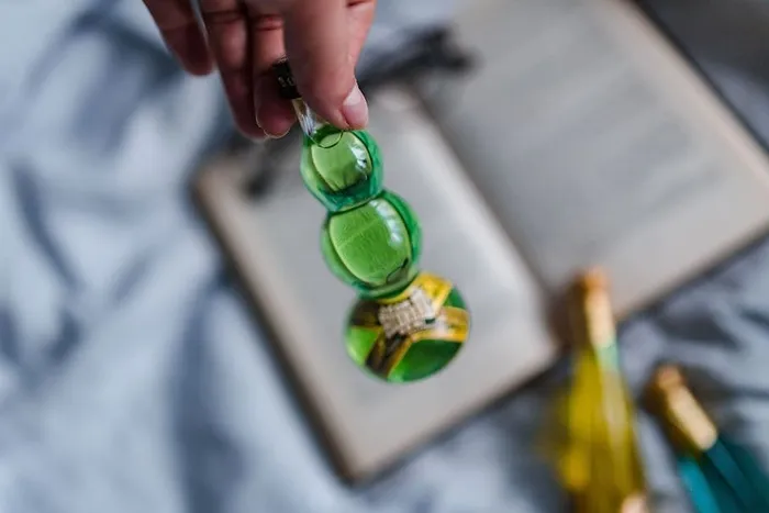 一组五颜六色的小瓶利口酒