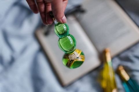 一组五颜六色的小瓶利口酒