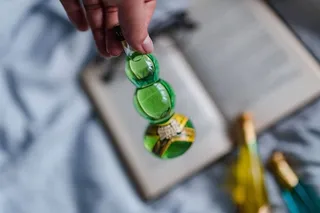 一组五颜六色的小瓶利口酒