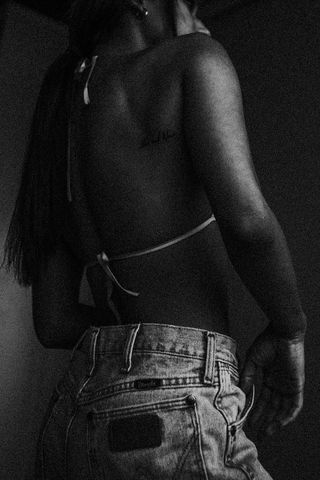 单人，室内，后视，中腹部，真人，，成人，赤膊