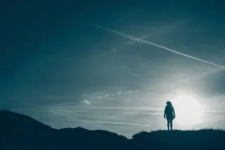 一个女人在天空中的剪影