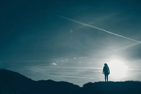 一个女人在天空中的剪影 一个女人在天空中的剪影