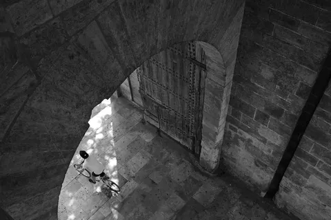 velo driver、city gate、torres de serranos、valencia、高角度视图、建筑、建筑结构、真实人物