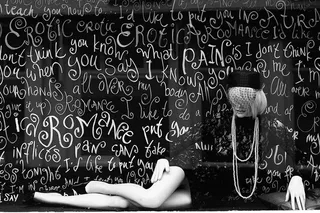 躺在地板上的女人