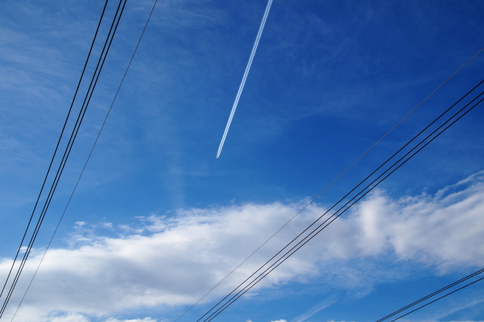 天，蓝，天，空中的线，电线，冷凝，飞机，燃烧的产物