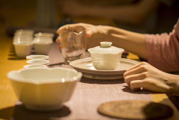 杯子，陶器，茶碟，人，人，咖啡杯，碗，艺术
