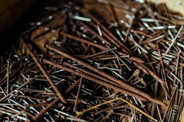 车间里的工具、钉子和螺栓