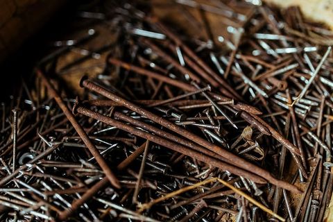 车间里的工具、钉子和螺栓