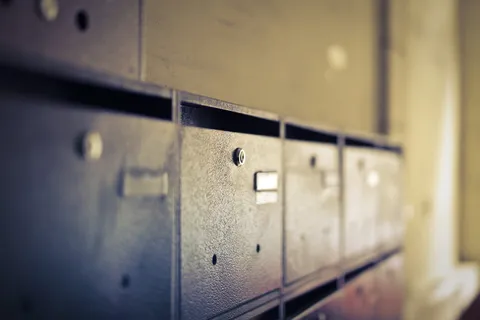 黑色木制抽屉的选择性聚焦照片