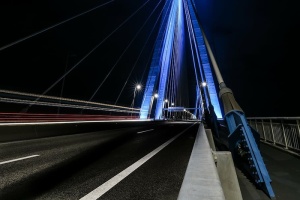 灰色，电缆桥架，夜间，灰色，混凝土，桥架，建筑，基础设施