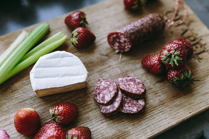 在厨房准备一些开胃食物