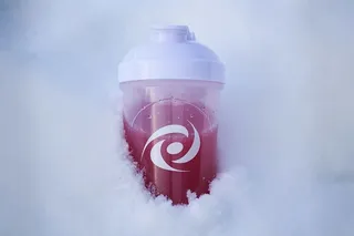 带有红色液体的透明塑料运动瓶