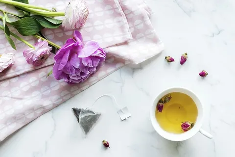 紫色,花,白色,杯子,花,食物,桌面,天线 紫色,花,白色,杯子,花,食物,桌面,天线