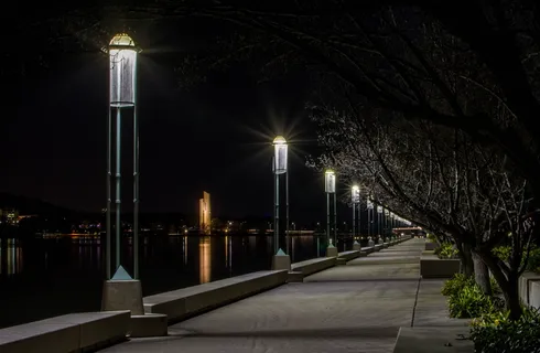 木板路、灯光、湖泊、夜晚、倒影、户外、风景、平静