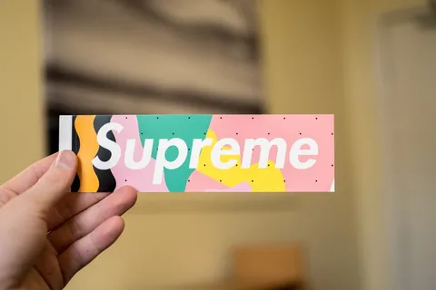 person,holding,多彩,supreme贴纸,supreme,贴纸,贴花,标志 person,holding,多彩,supreme贴纸,supreme,贴纸,贴花,标志