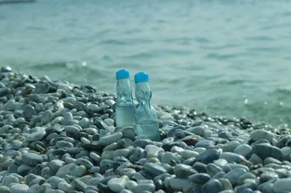 海，柠檬汽水，蓝色，水，自然，岩石，卵石，瓶子