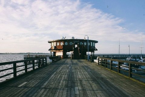 湖边的大木码头