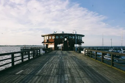 湖边的大木码头